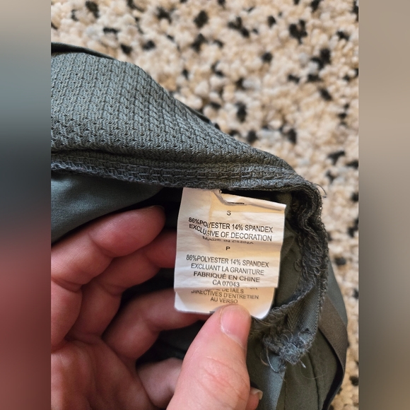 Apana brand. Size small/medium. Green. 3/4 cropped joggers. Elastic drawstring - Picture 10 of 12